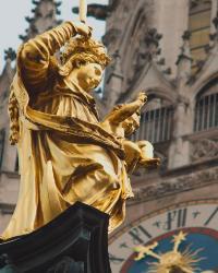 statue-on-cathedral