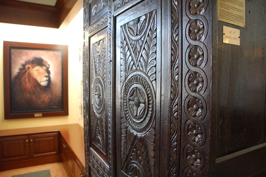 Photo of Alsan and a wardrobe in the museum